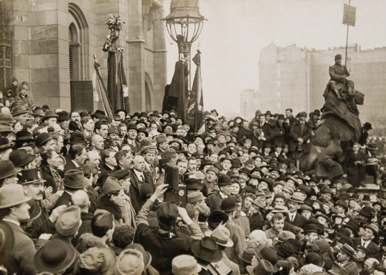 Sándor Garbai and Béla Kun proclaim the Council Republic